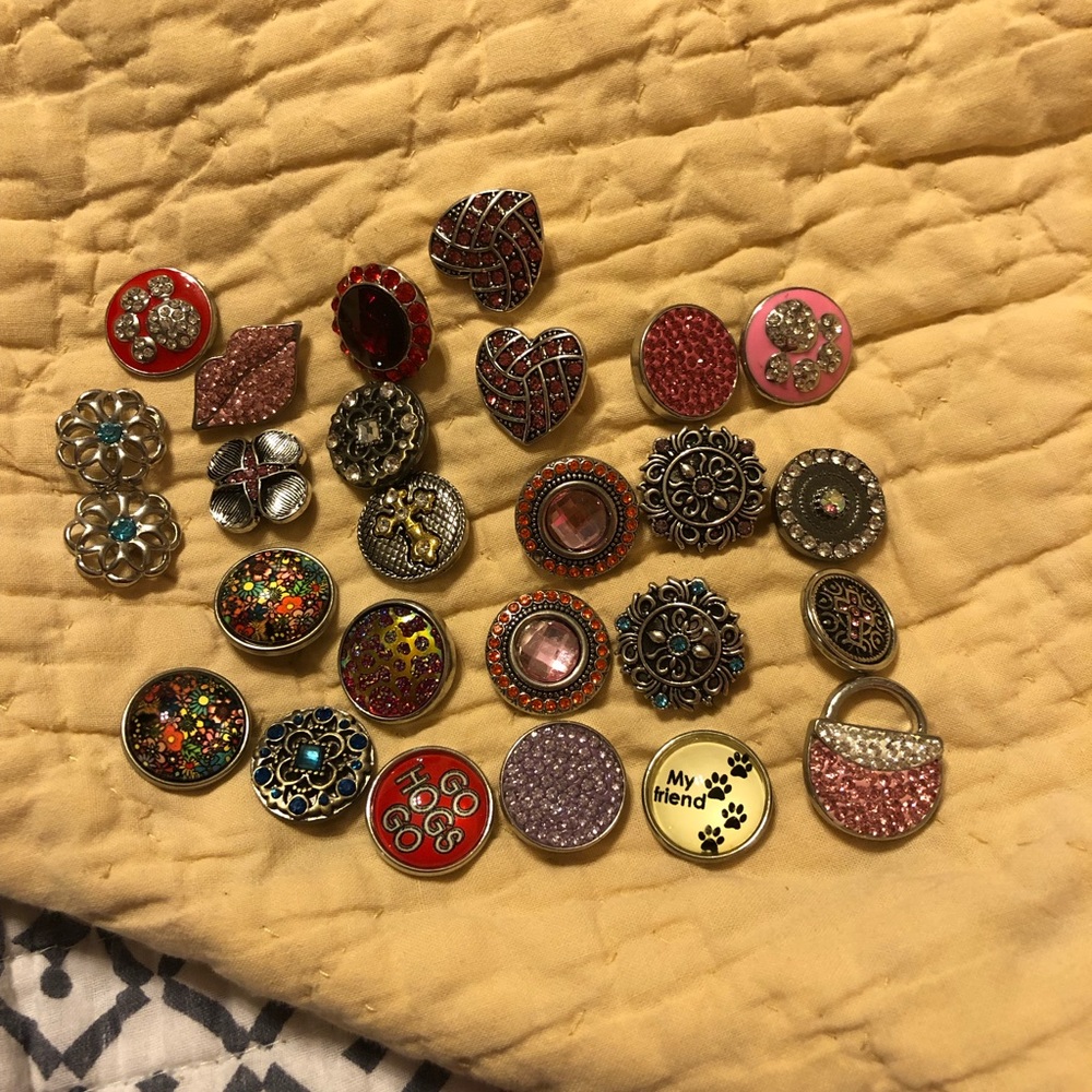 26 snap charms